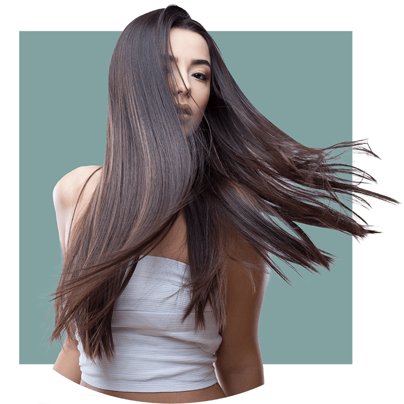 Junge Frau mit Extensions präsentiert ihr schwungvolles Haar